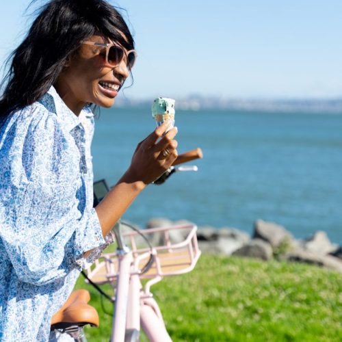 Photo d'une femme souriante avec un vélo Citizen.