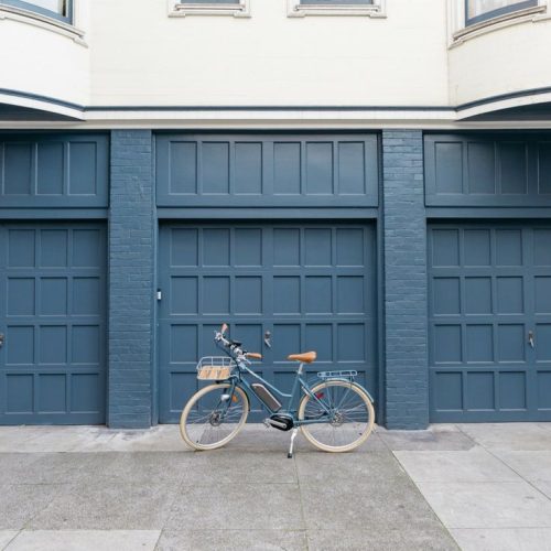 Photo d'un vélo cargo Citizen devant une porte.