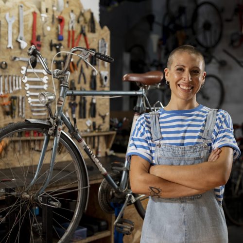 Une fille souriante avec des vélos