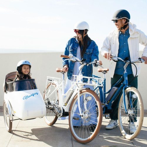Photo d'une famille en profitant de vélos cargo Citizen.