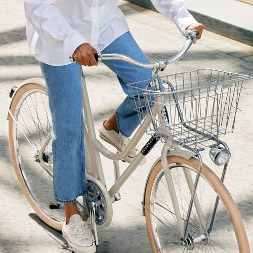 Une personne roule seule sur un vélo Citizen.